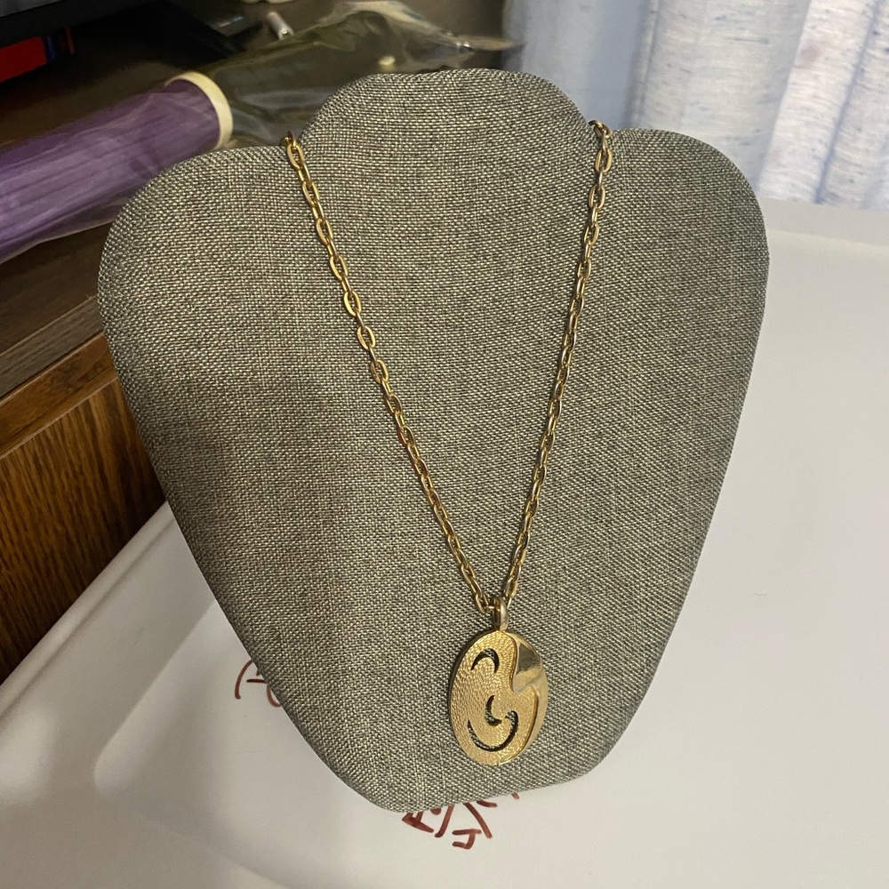 Vintage Kramer 20” Goldtone necklace and oval abstract pendant.
